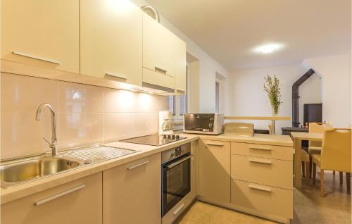 virtuve, Cozy Home In Bratulici in Manjadvorci