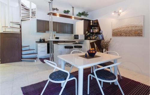 virtuve, Three-Bedroom Holiday Home In Opuzen in Opuzen