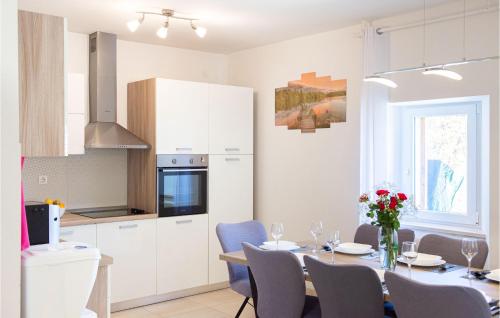 virtuve, Cozy Home In Neoric With House A Panoramic View in Gizdavac