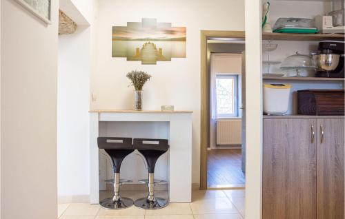 virtuve, Cozy Home In Neoric With House A Panoramic View in Gizdavac