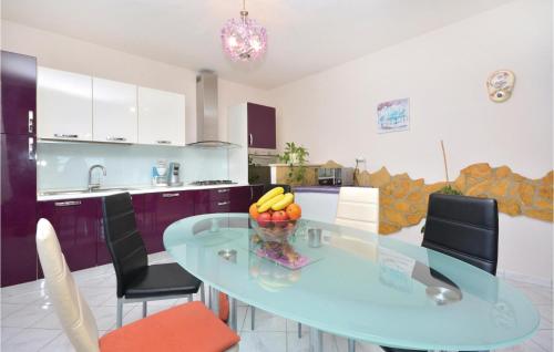 virtuve, Four-Bedroom Apartment In Srinjine in Srinjine