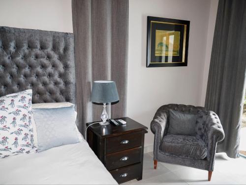 1 queen bed, 1 twin bed