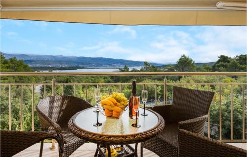 Beautiful Apartment In Cizici With Kitchen