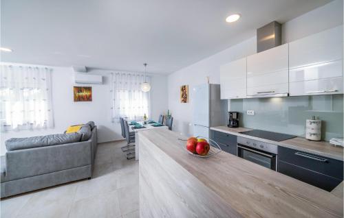 virtuve, 2 Bedroom Beautiful Home In Zeliski in Grandici