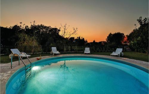 Peldbaseins, Five-Bedroom Holiday Home In Grab in Grab