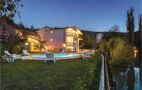 Peldbaseins, Five-Bedroom Holiday Home In Grab in Grab