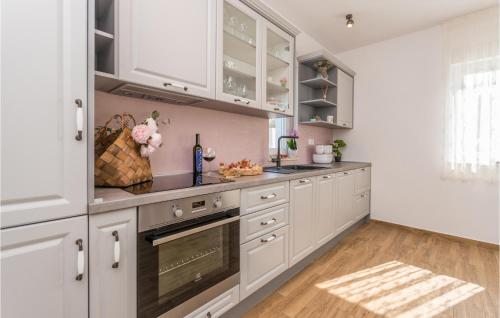 virtuve, Lovely Home In Sikovo in Sikovo