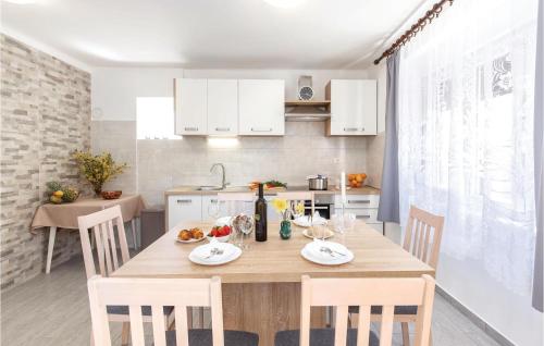 virtuve, 2 Bedroom Pet Friendly Home In Skrljevo in Sarici