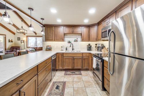 Spacious Pinetop Cabin - 7 Miles to Show Low! - image 12