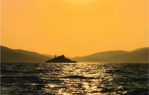 A szálláshely kívülről, Three-Bedroom Apartment In Okrug Donji in Okrug Donji