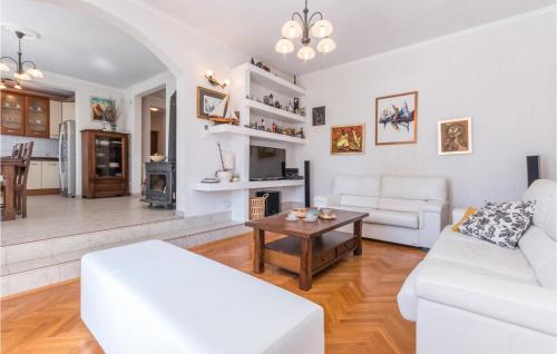Beautiful Home In Tinj in Gorica