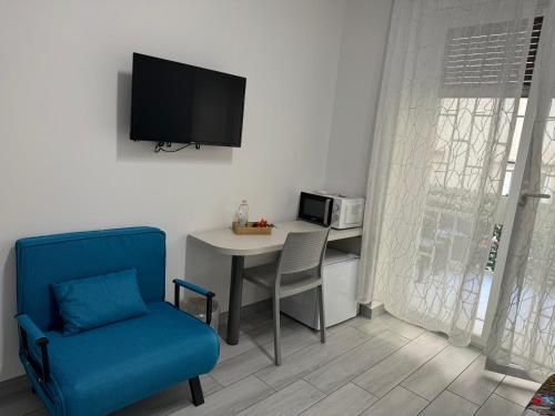 Double Room with Balcony image 6