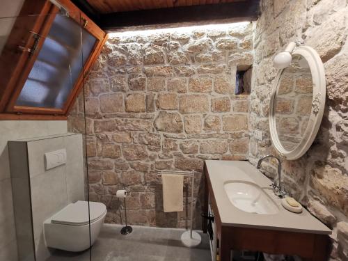 D HOUSE authentic Zlarin house, relaxing courtyard and terrace in Zlarin