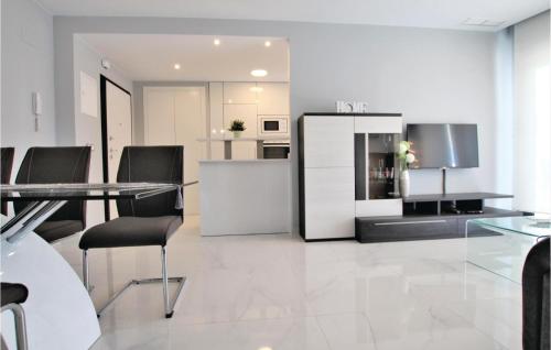 Two-Bedroom Apartment in Elche - image 5