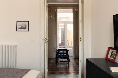 Gorgeous flat with Opera view - image 2