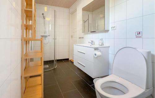 Bathroom, Three-Bedroom Holiday Home In Farsund in Flekkefjord