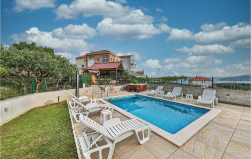 Beach Front Home In Seget Donji – khách sạn tại Marina