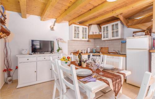 virtuve, 1 Bedroom Nice Home In Lubenice in Lubenice