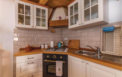 virtuve, 1 Bedroom Nice Home In Lubenice in Lubenice