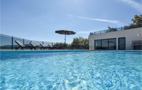 Peldbaseins, Stunning Home In Obrovac Sinjski in Karakašica