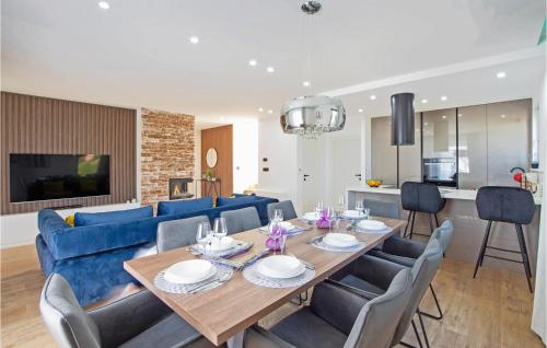 virtuve, Stunning Home In Obrovac Sinjski in Karakašica