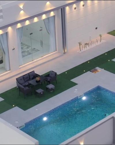2 bedrooms, 6 beds