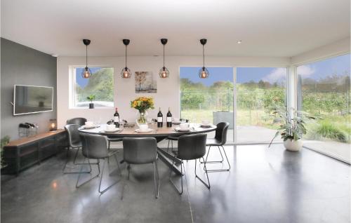 Beautiful home in Brugge w/ WiFi and 4 Bedrooms - image 14