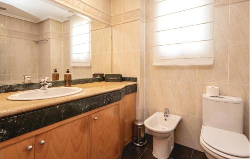 Beautiful apartment in Estepona w/ Outdoor swimming pool WiFi and 2 Bedrooms - image 6