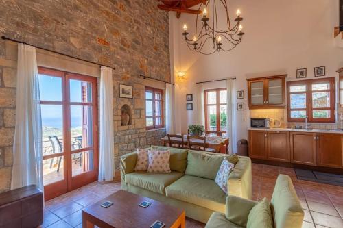 Luxury Villa Ismini in Stoupa, Private Pool & BBQ in Neochori