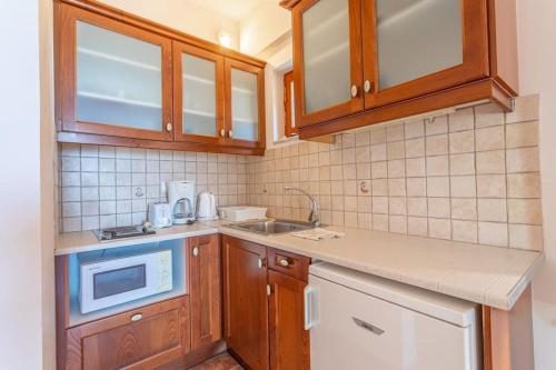Luxury Villa Ismini in Stoupa, Private Pool & BBQ in Neochori