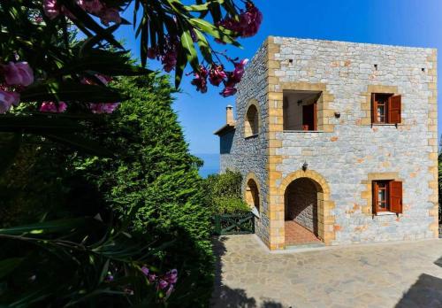 Luxury Villa Ismini in Stoupa, Private Pool & BBQ in Neochori