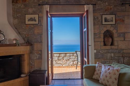 Luxury Villa Ismini in Stoupa, Private Pool & BBQ in Neochori