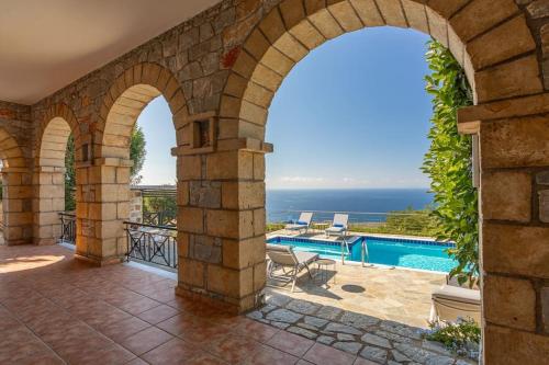 Luxury Villa Ismini in Stoupa, Private Pool & BBQ in Neochori