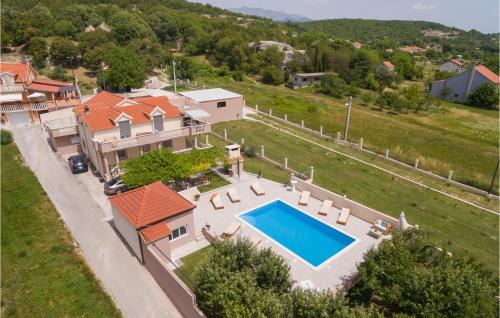Peldbaseins, Cozy Apartment In Obrovac Sinjski in Karakašica
