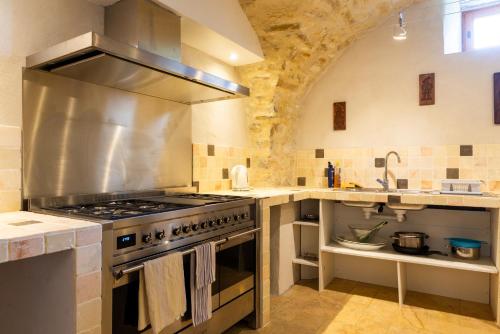 virtuve, Chambres d'Hôtes Mas de la Chadenede en Sud Ardèche (Chambres d'Hotes Mas de la Chadenede en Sud Ardeche) in Lagorsa