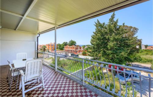 Úszómedence, Beautiful Apartment In Umag With Wifi in Lovrecica