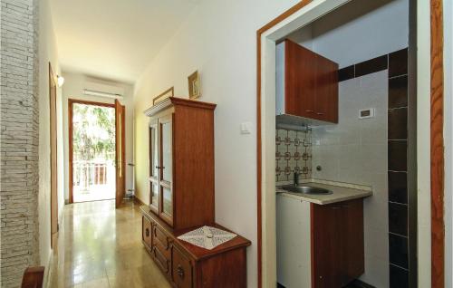 Konyha, Beautiful Apartment In Umag With Wifi in Lovrecica