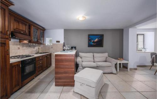virtuve, Beautiful Home In Bale With Swimming Pool in Bale