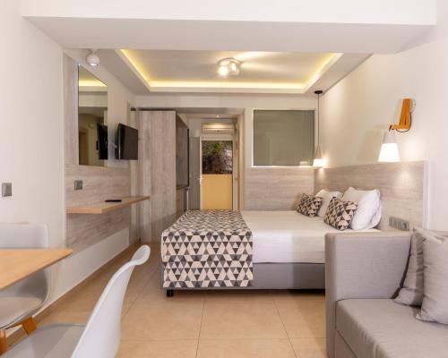 Superior Twin Room image 10