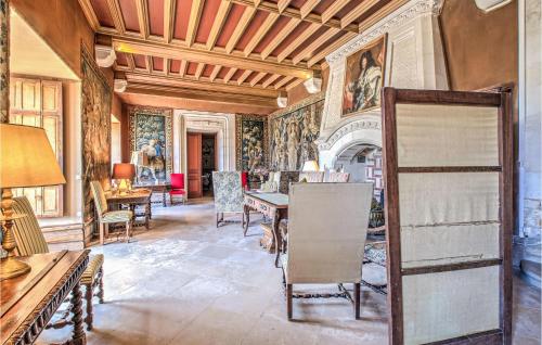 Restorāns, Nice Home In St Martin Des Combes in Saint-Martin-des-Combes