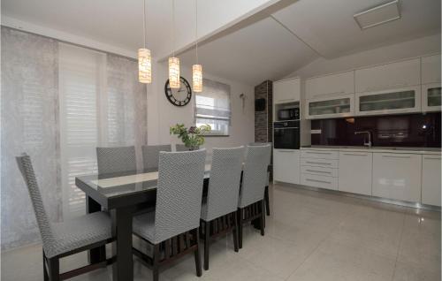 virtuve, Luxurious Home In Drum in Drum
