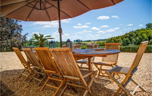 Dārzs, Nice Home In St Martin Des Combes in Saint-Martin-des-Combes