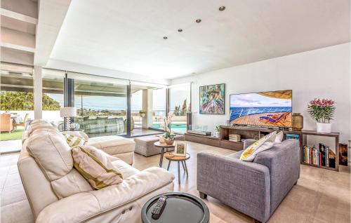 Six-Bedroom Holiday Home