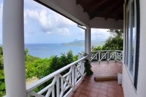 Балкон, Private Room with Twin Beds AC nr Intl Airpt and Beach in Вьйо-Фор
