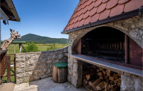 شرفة/ تراس, Nice Home In Plaski With House A Panoramic View in Plaski