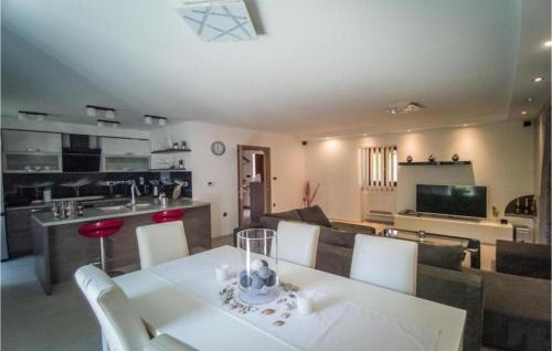 virtuve, Villa Holiday Home Tos in Risika