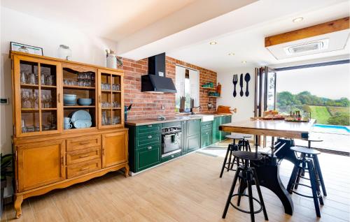 virtuve, Awesome Home In Pisarovina in Pisarovina
