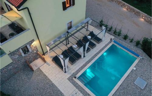 Peldbaseins, Villa Holiday Home Tos in Risika