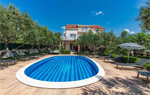Holiday Home Kastel Stafilic 46 With Outdoor Swimmingpool – khách sạn tại Kastel Stafilic
