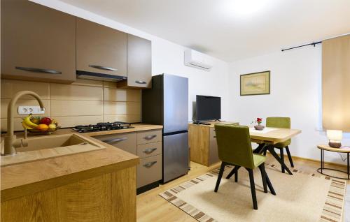 virtuve, Awesome Home In Ivanska in Ždralovi